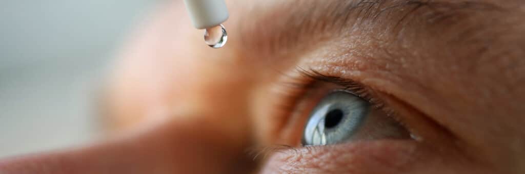 Man,Drops,Eye,Drops,Install,Lenses,,Moisturizing.,Preservation,And,Solution